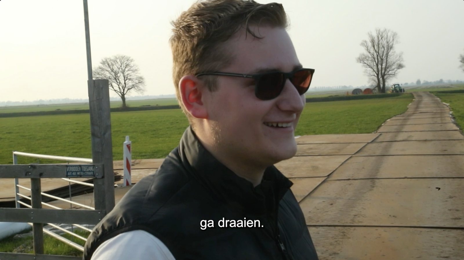 Lachende man in het veld